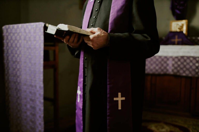 Ile zarabia biskup w Polsce: wgląd w wynagrodzenia duchownych